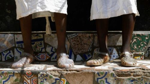 Aficionadocs : L'Odyssée de la sandale en plasticque à l'Université du Travail de Charleroi