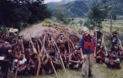 Lever de drapeau papou filmé par un otage de Philippe Simon