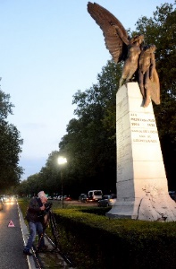 Monument aux aviateurs éclairé par Michel Baudour et Claude François