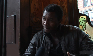 Portrait d'Issaka Sawadogo acteur dans L'envahisseur de Nicolas Provost