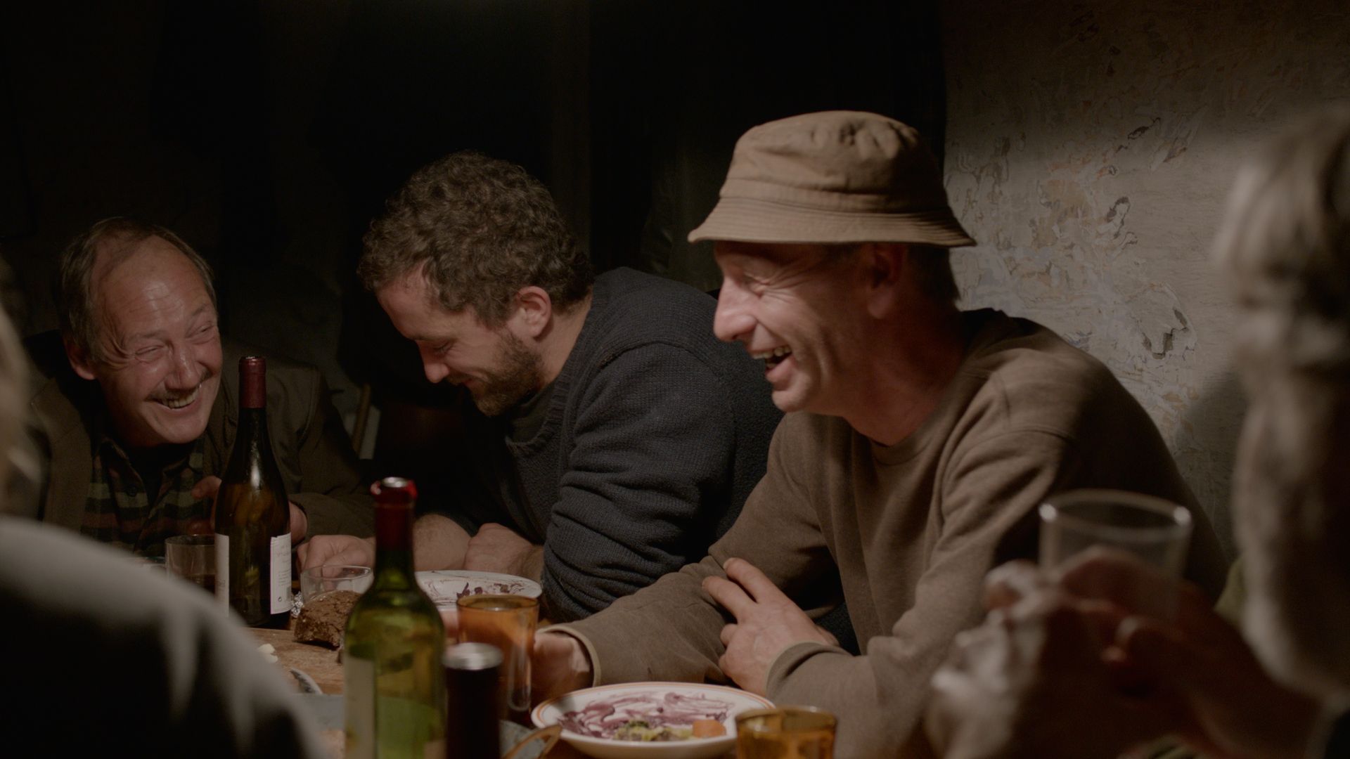 Couverture du film Les Herbes bruissent encore