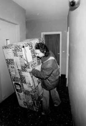 Homme portant de Boris Lehman