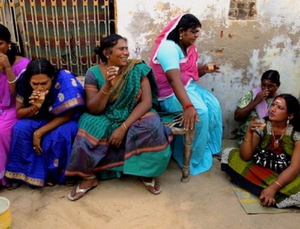Guru, une famille Hijra