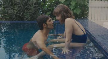 Derrière les palmiers